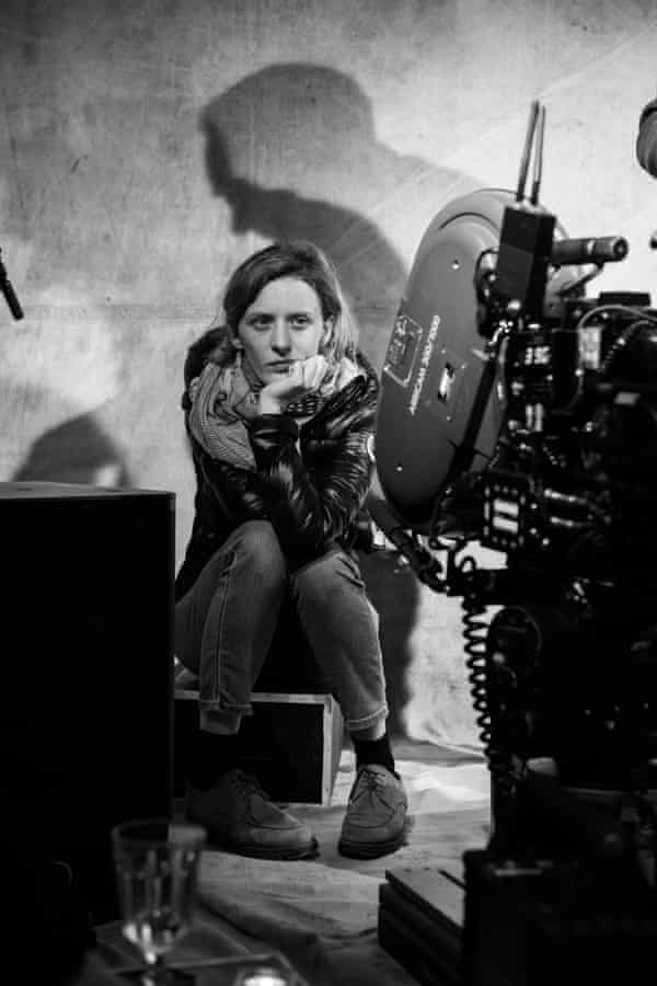 « Nous pouvons pardonner même aux mauvais pères » : Mia Hansen-Løve sur la réalisation d'un film hanté par Ingmar Bergman | Film 4 Mia Hansen-Løve sur le plateau.