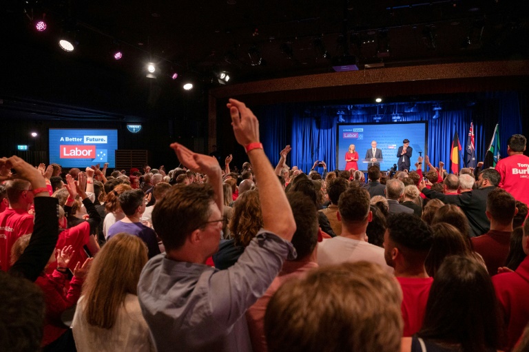 Les partisans célèbrent la victoire travailliste d'Anthony Albanese aux élections législatives du 21 mai 2022 à Sydney.  (AFP - Wendell TEODORO)