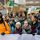 Tirons enfin des leçons sans trahir le passé, Professeur Gilles Pialou à propos des pandémies et de la santé publique 7 De jeunes manifestants, dont Greta Thunberg coiffée d'une casquette blanche, se rassemblent pour défendre le climat à Hambourg, en Allemagne, le 1er mars 2019.