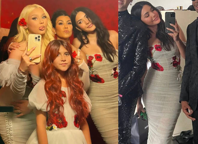 Voici ce que les Kardashian portaient au mariage de Kourtney et Travis Barker 4 Les demoiselles d'honneur de Kourtney et Travis portaient des robes grises à fleurs rouges