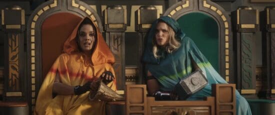 Marvel a peut-être déjà gâché la fin de "Thor 4" 13 Tessa Thompson comme Valkyrie (à gauche) et Natalie Portman comme Jane Foster (à droite)