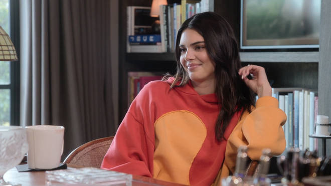 Kim Kardashian a remplacé Kendall Jenner sur une couverture de Vogue et la réaction de Kim est hilarante 4 Kendall Jenner réagit au fait que Kim Kardashian la remplace en couverture de Vogue