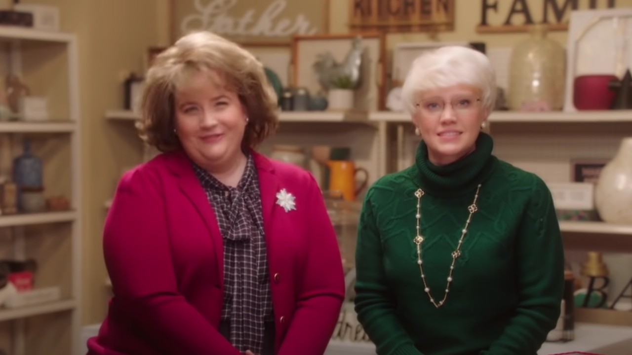 Aidy Bryant et Kate McKinnon dans le 