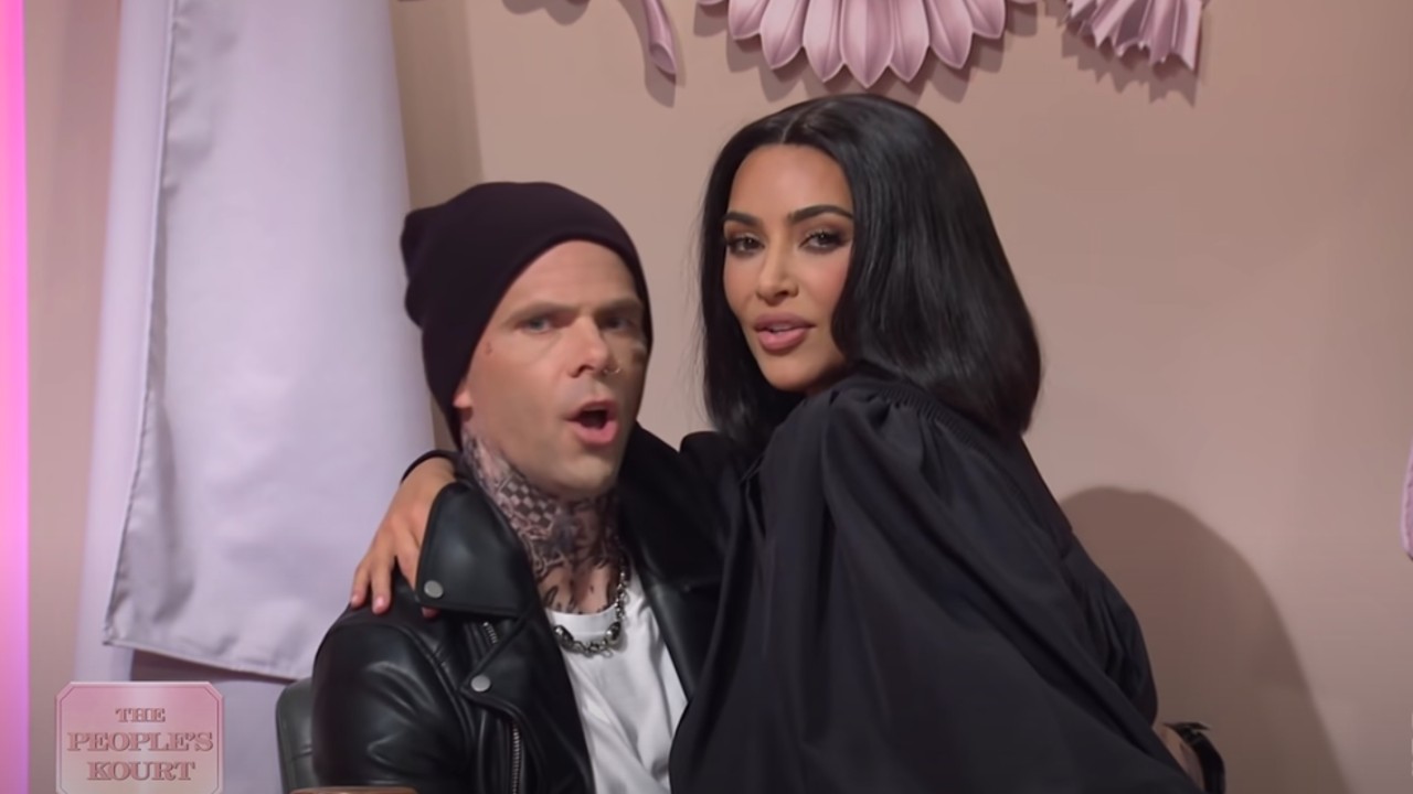 Kim Kardashian et Mikey Day dans le rôle de Kourtney Kardashian et Travis Barker dans Saturday Night Live