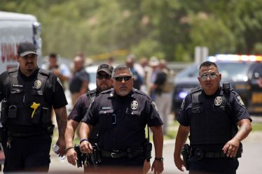 Le ministère de la Justice examinera la réponse de la police à la fusillade dans une école du Texas - 9