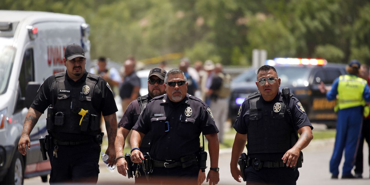 Le ministère de la Justice examinera la réponse de la police à la fusillade dans une école du Texas 2 Le ministère de la Justice examinera la réponse de la police à la fusillade dans une école du Texas - 1