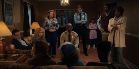 4 choses étranges l à r cara buono comme karen wheeler, rob morgan comme officier powell, john paul reynolds comme officier callahan et priah ferguson comme erica sinclair dans des choses étranges cr courtoisie de netflix © 2022