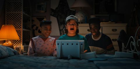 4 choses étranges l à r priah ferguson comme erica sinclair, gaten matarazzo comme dustin henderson et caleb mclaughlin comme lucas sinclair dans des choses étranges cr courtoisie de netflix © 2022