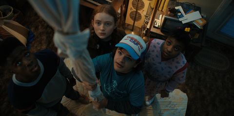 4 choses étranges de gauche à droite caleb mclaughlin comme lucas sinclair, sadie couler comme max mayfield, gaten matarazzo comme dustin henderson, et priah ferguson comme erica sinclair dans des choses étranges cr courtoisie de netflix © 2022