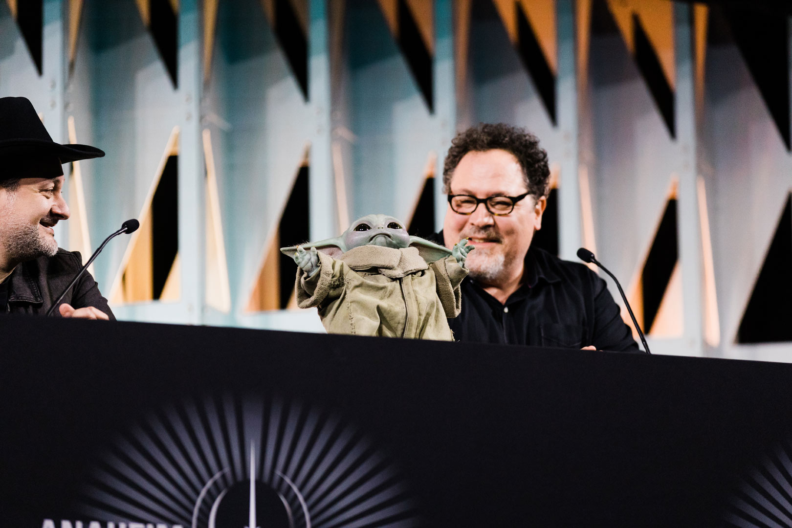 SWCA 2022: Sabine Wren rejoint le casting d'Ahsoka et 6 autres moments préférés du panel Mando + 4 Grogu et Jon Favreau au panel Mando+