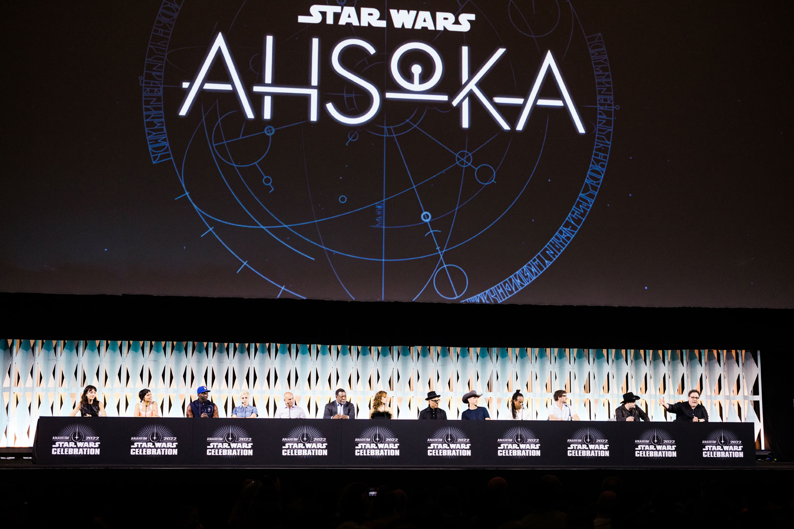 SWCA 2022: Sabine Wren rejoint le casting d'Ahsoka et 6 autres moments préférés du panel Mando + 5 Le panneau Mando +