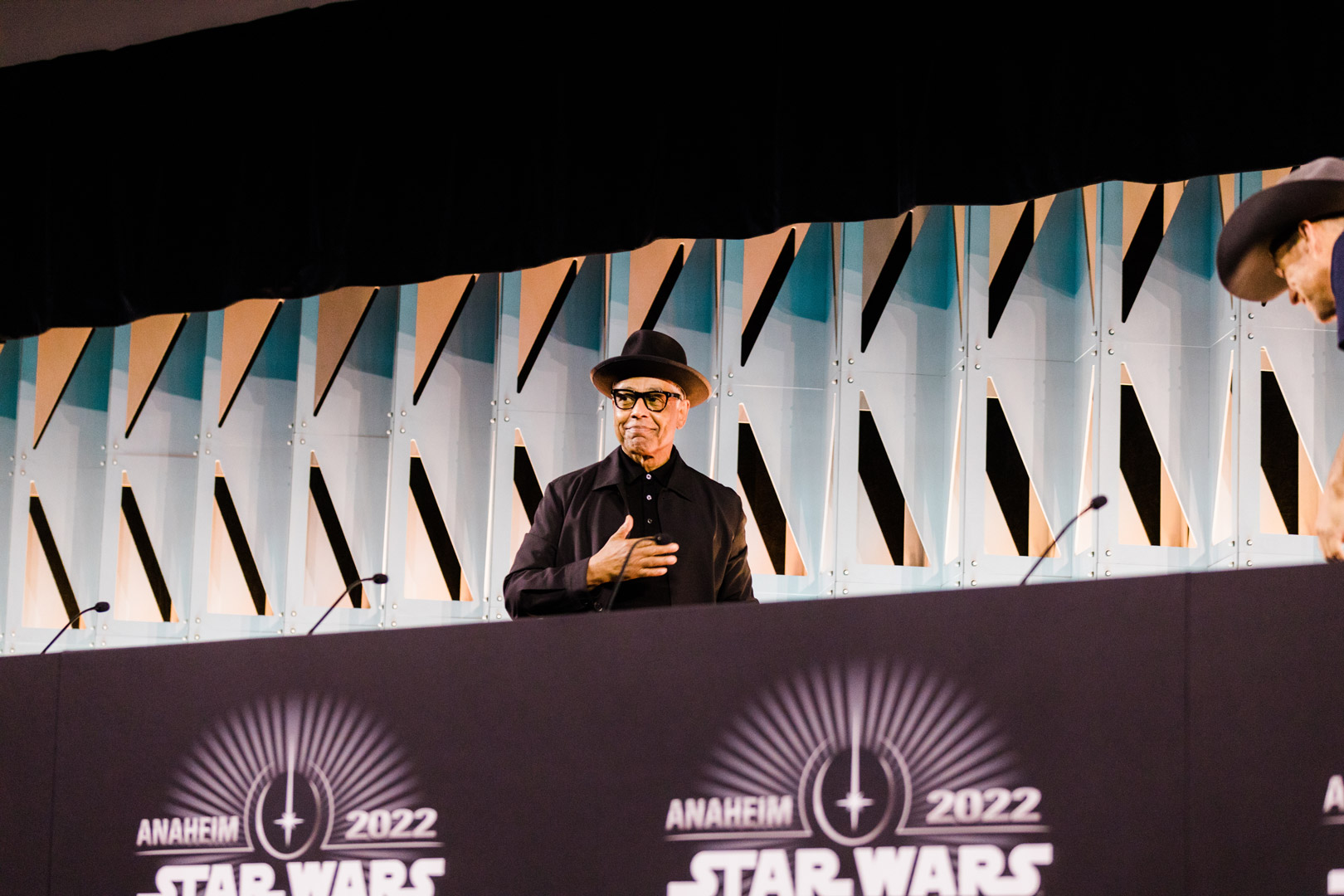 SWCA 2022: Sabine Wren rejoint le casting d'Ahsoka et 6 autres moments préférés du panel Mando + 7 Giancarlo Esposito au panel Mando +