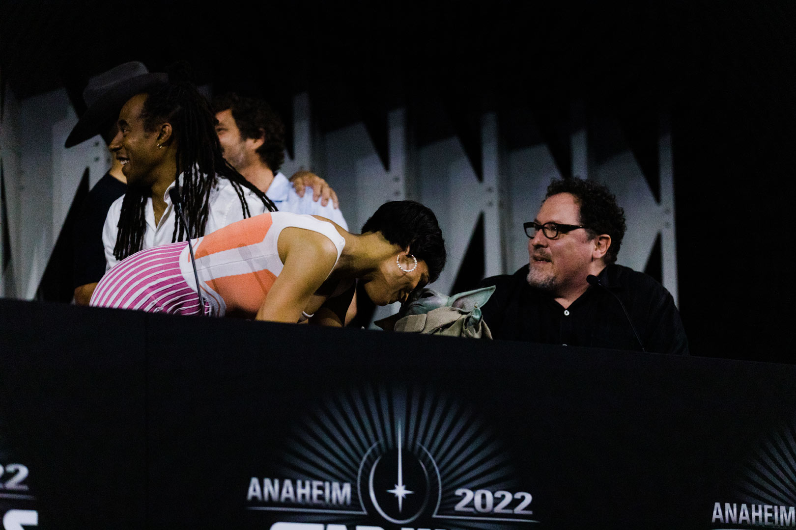 SWCA 2022: Sabine Wren rejoint le casting d'Ahsoka et 6 autres moments préférés du panel Mando + 11 Rosario Dawson et Grogu se touchent le front au panel Mando +