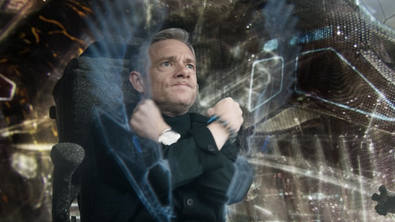 Martin Freeman faisant le signe Wakanda Forever dans Black Panther