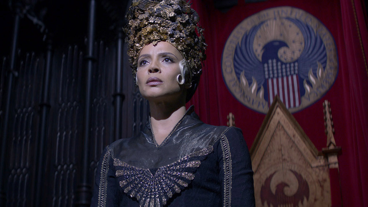 Carmen Ejogo dans le rôle de Seraphina Picquery dans Les Animaux Fantastiques