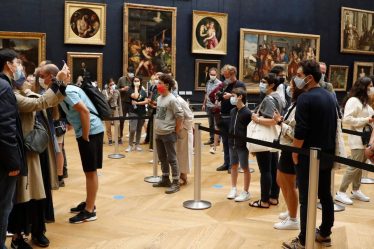 Un homme en perruque jette un gâteau sur une vitre protégeant Mona Lisa - 5