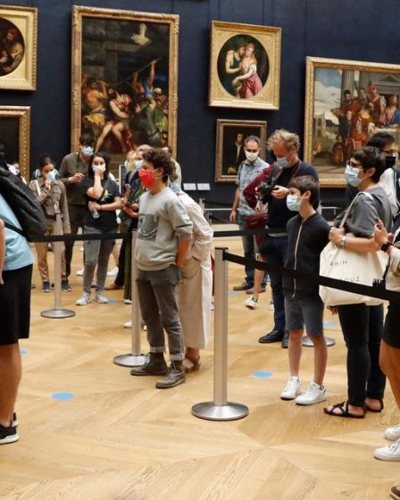 Un homme en perruque jette un gâteau sur une vitre protégeant Mona Lisa 64 Un homme en perruque jette un gâteau sur une vitre protégeant Mona Lisa - 63