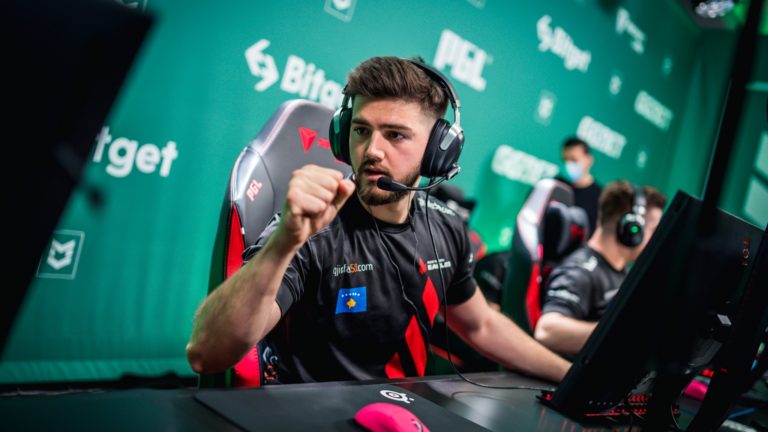 Le Premier ministre du Kosovo fait une apparition surprise et rend visite aux Bad News Eagles avant le PGL Antwerp CS:GO Major 2 Le Premier ministre du Kosovo fait une apparition surprise et rend visite aux Bad News Eagles avant le PGL Antwerp CS:GO Major - 1
