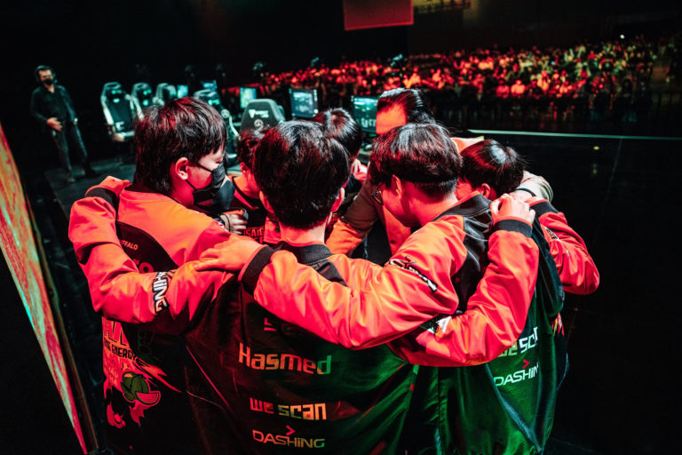 Faker applaudit Saigon Buffalo après son élimination du MSI 2022 2 Faker applaudit Saigon Buffalo après son élimination du MSI 2022 - 1