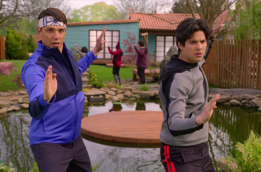 Cobra Kai saison 5 n'arrive pas sur Netflix en mars 2022 3 Cobra Kaï. (L à R) Ralph Macchio comme Daniel LaRusso, Xolo Maridueña comme Miguel Diaz dans Cobra Kai. Cr. Copyright © 2021 par Netflix