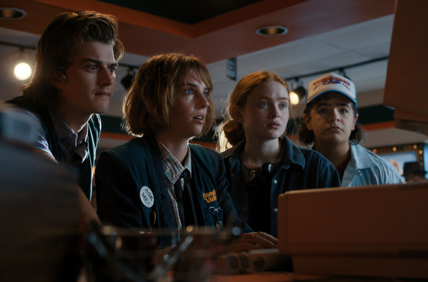 Family Video est-il un vrai magasin de vidéos ? 3 DES CHOSES PLUS ÉTRANGÈRES. (L à R) Joe Keery comme Steve Harrington, Maya Hawke comme Robin Buckley, Sadie Sink comme Max Mayfield, et Gaten Matarazzo comme Dustin Henderson dans STRANGER THINGS. Cr. Avec l'aimable autorisation de Netflix © 2022