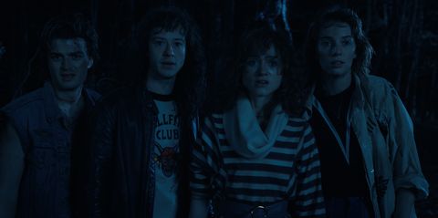4 choses étranges de gauche à droite joe keery dans le rôle de steve harrington, joseph quinn dans le rôle d'eddie munson, natalia dyer dans le rôle de nancy wheeler et maya hawke dans le rôle de robin buckley dans des choses étranges cr avec l'aimable autorisation de netflix © 2022