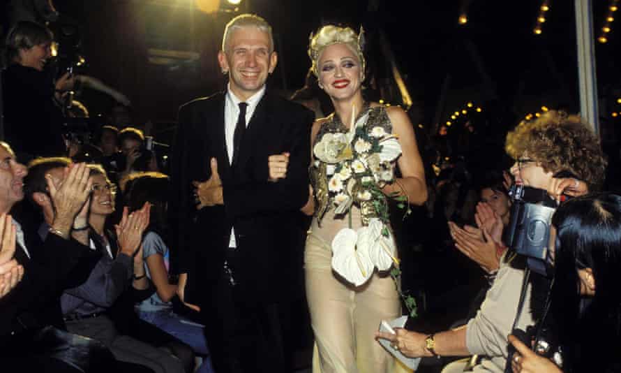 Jean Paul Gaultier : 'J'aime l'excentricité et la liberté de l'Angleterre' | Mode 1 Madonna et Jean-Paul Gaultier défilent à Paris en 1994.