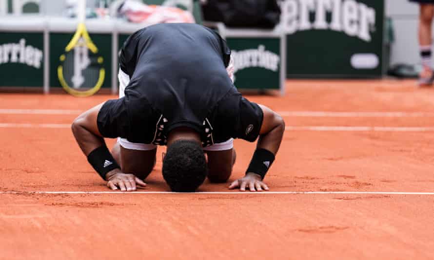 Tsonga plante un baiser symbolique sur l'argile