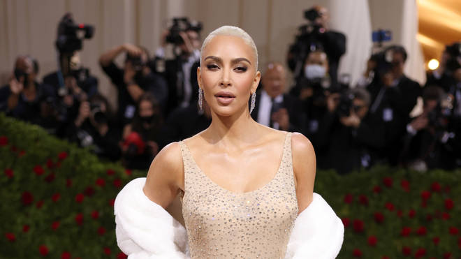 Kim Kardashian critiquée par Bob Mackie pour la robe de Marilyn Monroe 3 Kim Kardashian porte la robe de Marilyn Monroe au Met Gala