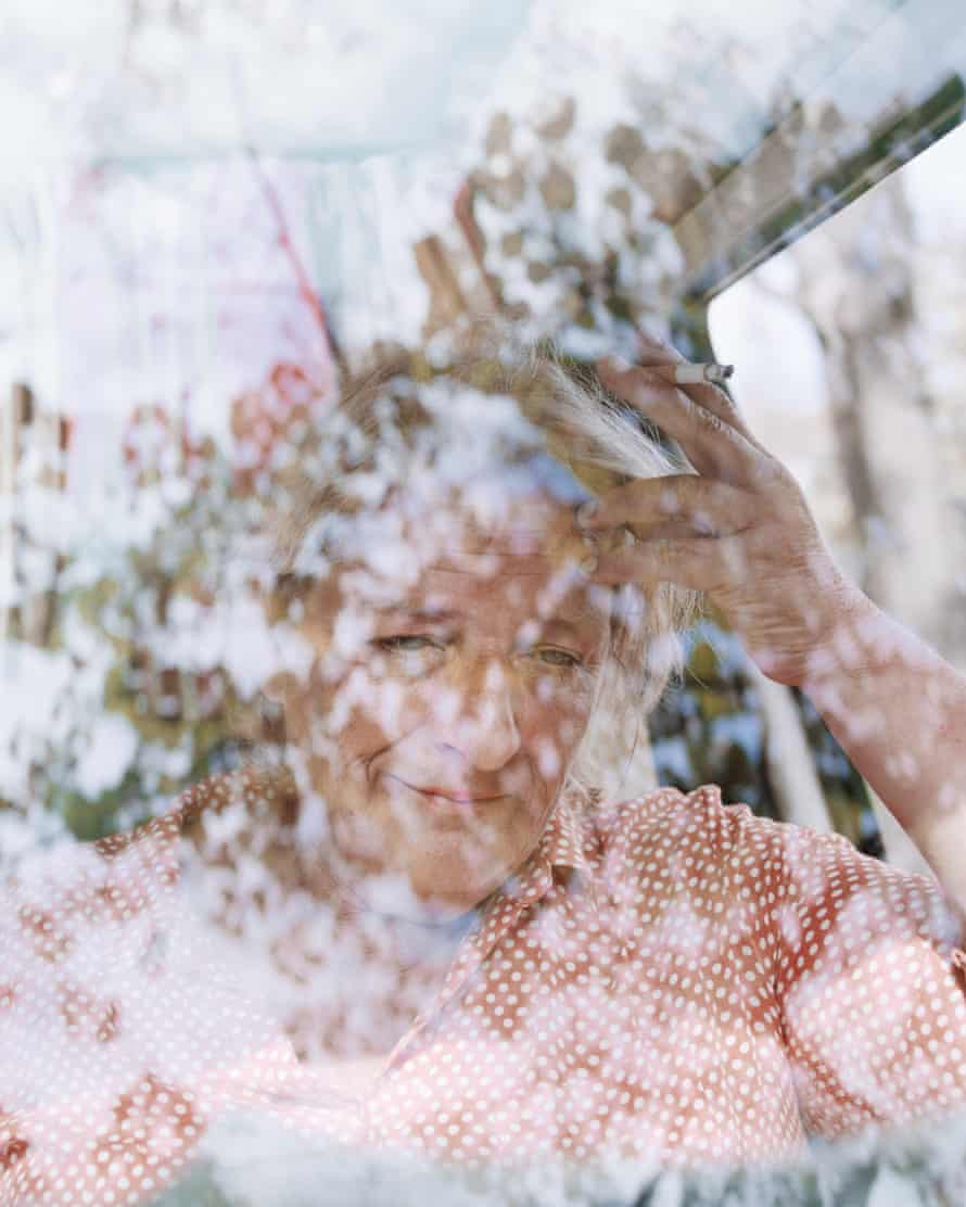Le mystère de la chouette enterrée : la chasse au trésor de 30 ans déconcerte les énigmes françaises | La photographie 1 Elisa, photographiée à Saint-Maurice-de-Rémens, dans le parc d'un château du XVIIIe siècle. Elisa était dans son camping-car, avec l'intention de passer la nuit.