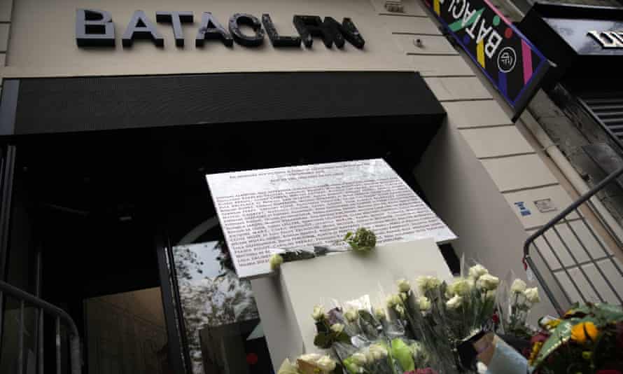 Les Eagles of Death Metal racontent au procès terroriste de Paris comment le groupe a "couru pour sauver leur vie" | Attentats de Paris 1 Une plaque commémorative et des fleurs sont photographiées devant l'entrée de la salle de concert du Bataclan