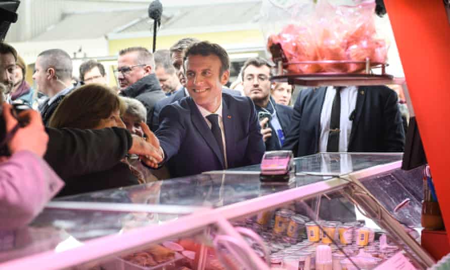 Emmanuel Macron dans les Hautes-Pyrénées, Barbazan-Debat dans le sud-ouest de la France vendredi.