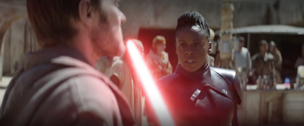 The This Sister menaçant Owen avec un sabre laser dans Obi-Wan Kenobi