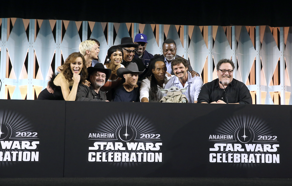 Les stars de "Mandalorian" Pedro Pascal et Rosario Dawson ne voient pas d'inconvénient à ce que Baby Yoda vole chaque scène: 2 Les stars de "Mandalorian" Pedro Pascal et Rosario Dawson ne voient pas d'inconvénient à ce que Baby Yoda vole chaque scène: - 1