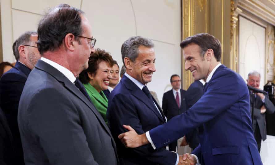 Macron salue la "renaissance démocratique" alors qu'il prête serment pour un second mandat 1 L'ancien président français François Hollande, à gauche, regarde l'ancien président français Nicolas Sarkozy serrer la main d'Emmanuel Macron lors de la cérémonie de son investiture.