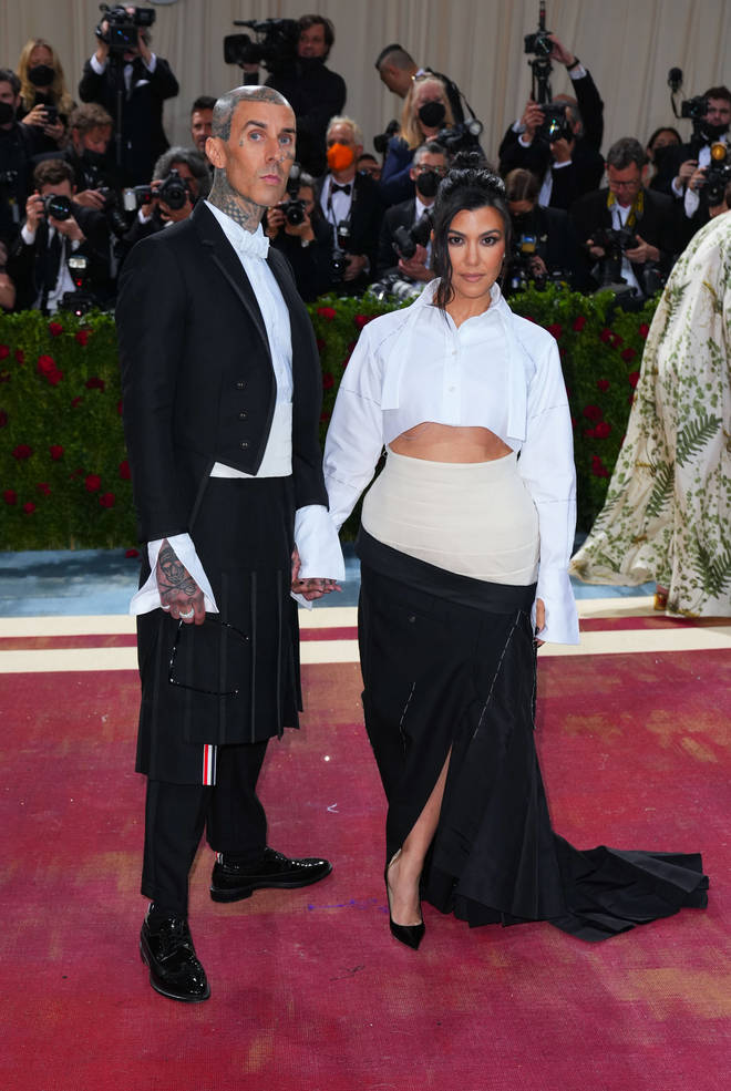 Met Gala 2022 : Kourtney Kardashian critiquée après avoir admis qu'elle "n'avait pas vraiment... 3 Kourtney Kardashian et Travis Barker au Met Gala 2022