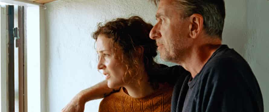 « Nous pouvons pardonner même aux mauvais pères » : Mia Hansen-Løve sur la réalisation d'un film hanté par Ingmar Bergman | Film 1 Vicky Krieps et Tim Roth sur l'île Bergman.
