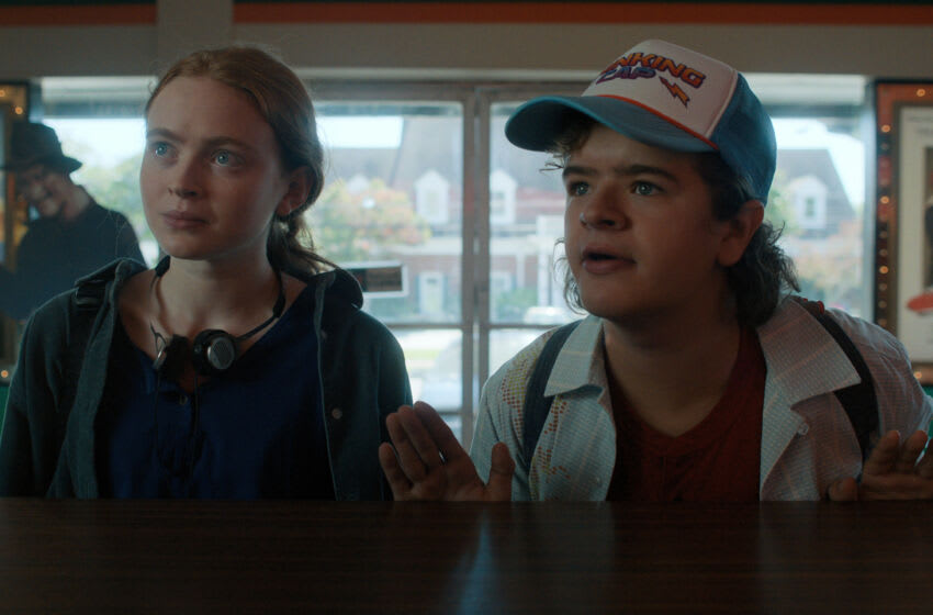 Quelles chansons sont jouées dans le volume 1 ? 3 DES CHOSES PLUS ÉTRANGÈRES. (L à R) Sadie Sink comme Max Mayfield et Gaten Matarazzo comme Dustin Henderson dans STRANGER THINGS. Cr. Avec l'aimable autorisation de Netflix © 2022