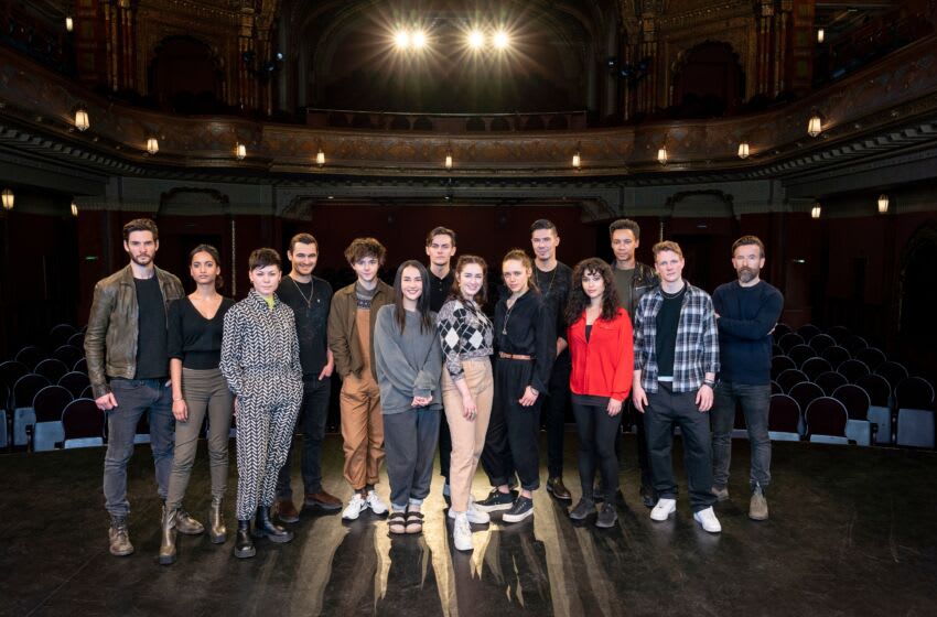 Qui est dans la saison 2 de la série ? 3 Ombre Et Os. (L à R) Ben Barnes comme The Darkling / General Kirigan, Amita Suman comme Inej Ghafa, Anna Leong Brophy comme Tamar, Julian Kostov comme Fedyor, Jack Wolfe comme Wylan, Jessie Mei Li comme Alina Starkov, Freddy Carter comme Kaz Brekker, Danielle Galligan comme Nina Zenik, Daisy Head comme Genya Safin, Lewis Tan comme Tolya, Sujaya Dasgupta comme Zoya Nazyalensky, Kit Young comme Jesper Fahey, Patrick Gibson comme Nikolai, Dean Lennox Kelly comme Pekka Rollins sur le tournage de Shadow And Bone. Cr. Katalin Vermes/Netflix © 2022