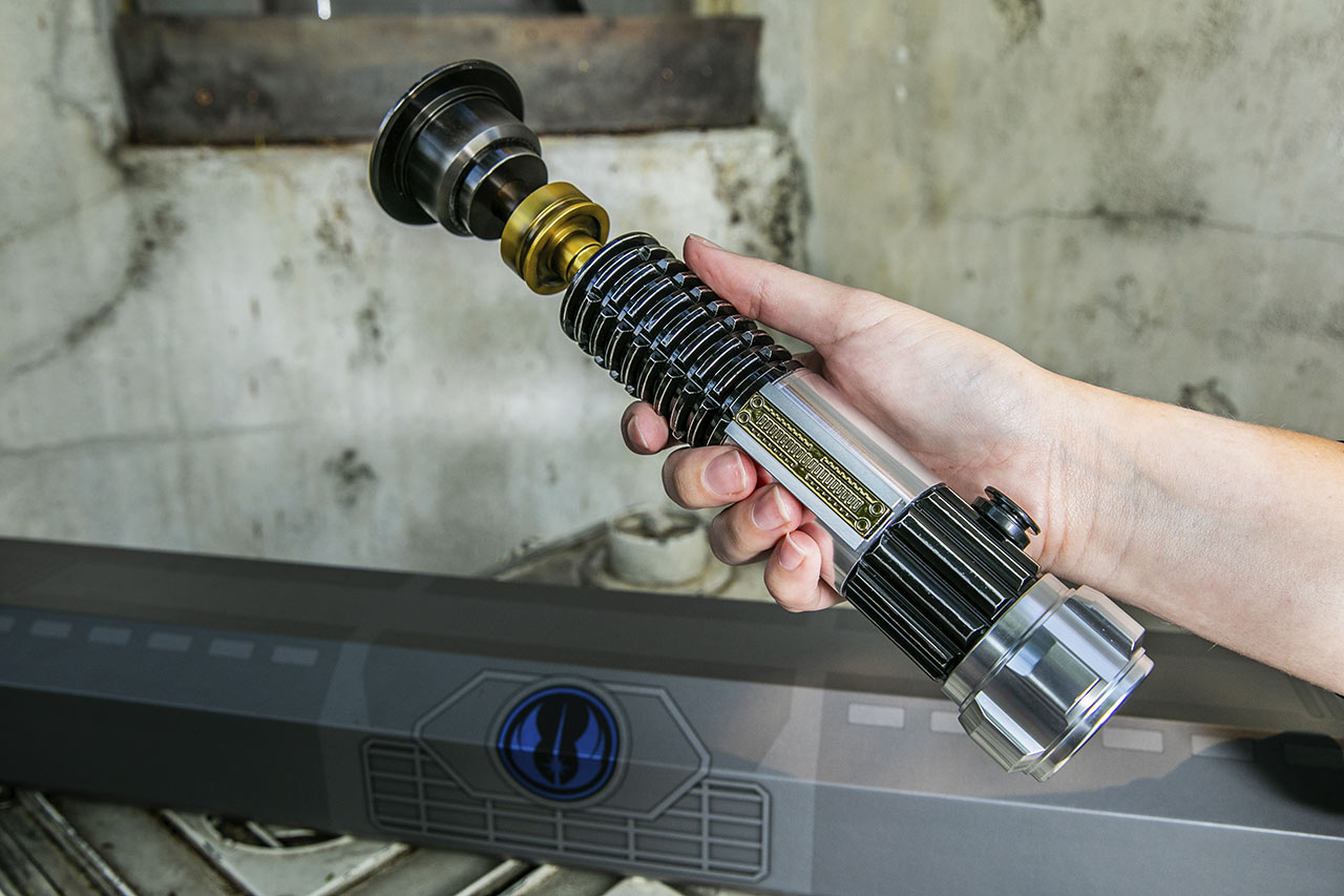 SWCA 2022 : 5 révélations de produits que nous aimons dans le panel d'aperçu de la marchandise Star Wars 3 Le sabre laser d'Obi-Wan Kenobi de DisneyParks
