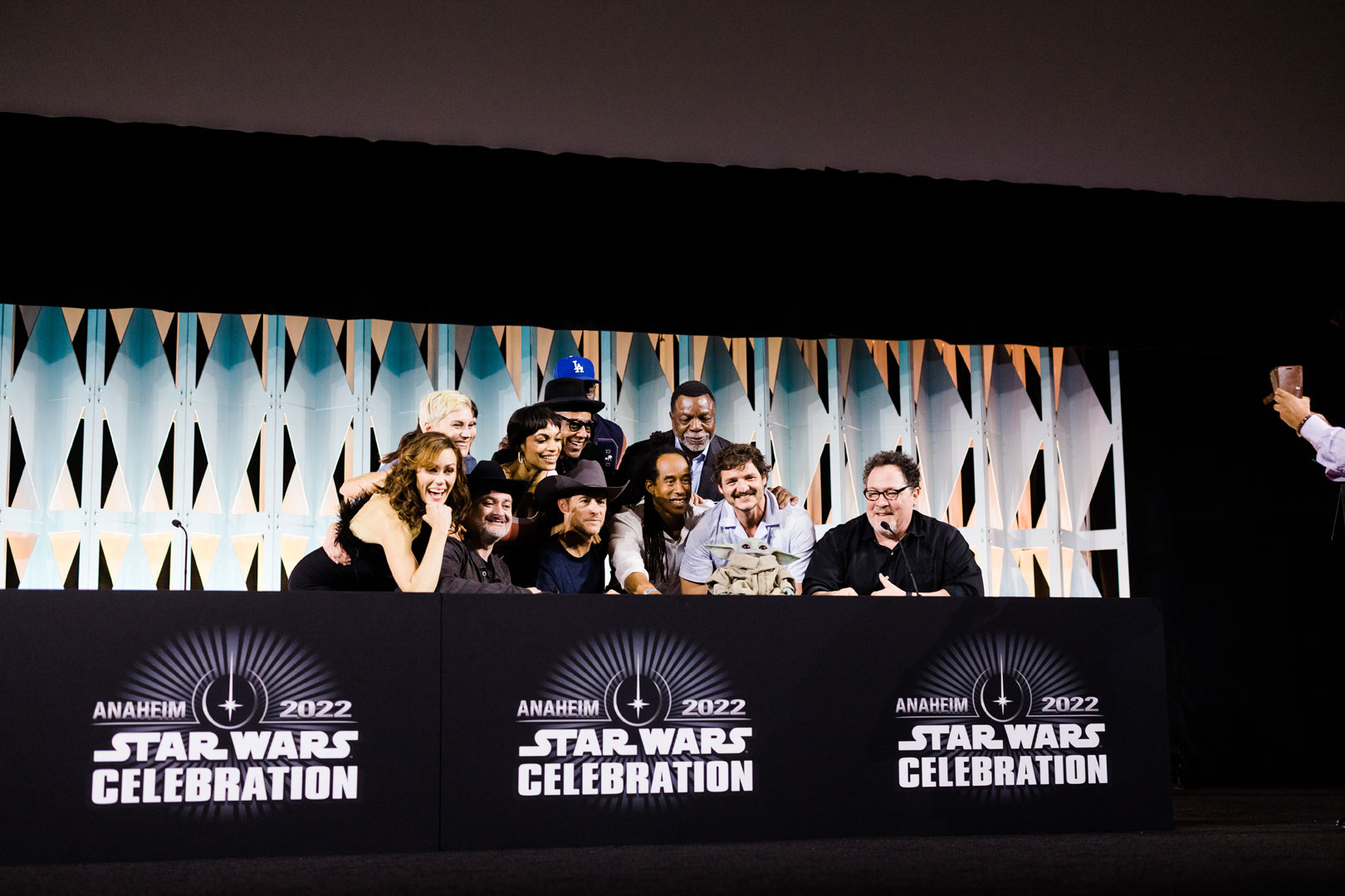 SWCA 2022: Sabine Wren rejoint le casting d'Ahsoka et 6 autres moments préférés du panel Mando + 3 Le panneau Mando+ posant avec Grogu