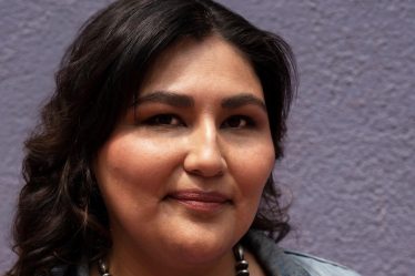 Sierra Teller Ornelas, co-créateur de "Rutherford Falls", parle du nombre infini d'histoires que les Amérindiens ont à raconter - 7