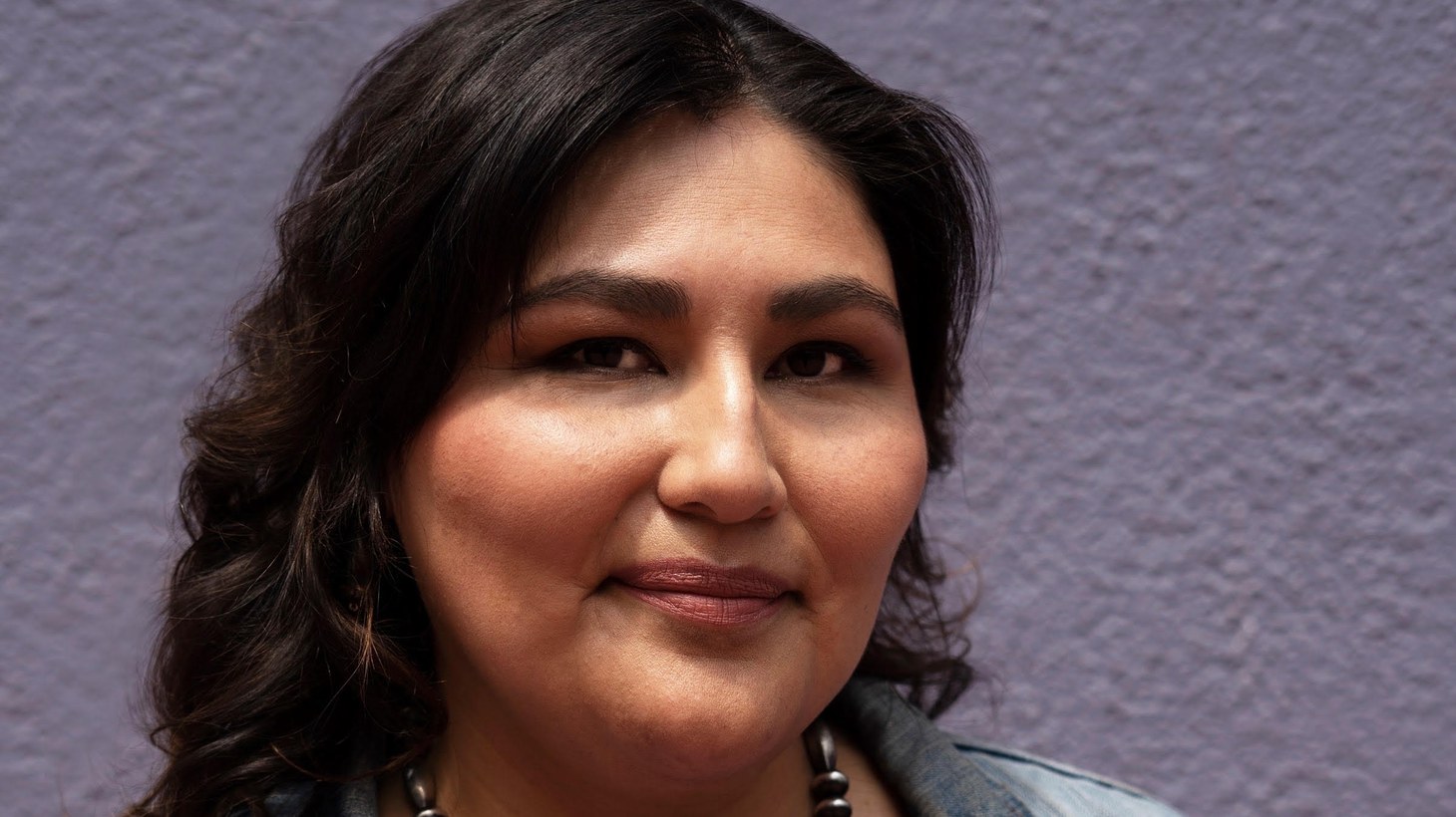 Sierra Teller Ornelas, co-créateur de "Rutherford Falls", parle du nombre infini d'histoires que les Amérindiens ont à raconter 2 Sierra Teller Ornelas, co-créateur de "Rutherford Falls", parle du nombre infini d'histoires que les Amérindiens ont à raconter - 1