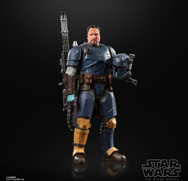 Star Wars célèbre Jon Favreau avec une figurine d'action Black Series 3 Une figurine articulée de Jon Favreau au bouc en armure Star Wars bleue et jaune.