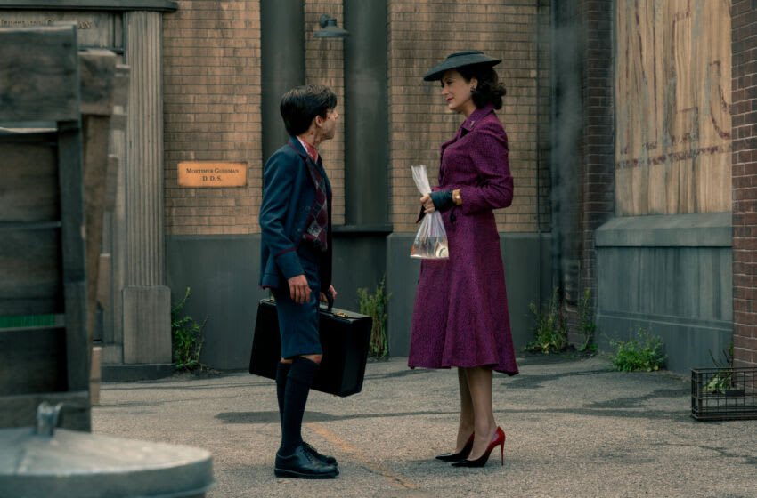 The Umbrella Academy saison 3 n'arrive pas en mars 2022 3 THE UMBRELLA ACADEMY (L à R) AIDAN GALLAGHER comme NUMÉRO CINQ et KATE WALSH comme THE HANDLER dans l'épisode 207 de THE UMBRELLA ACADEMY Cr. CHRISTOS KALOHORIDIS/NETFLIX © 2020