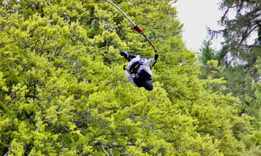 Un homme cherche à battre le record du monde du plus grand nombre de sauts à l'élastique en 24 heures | Écosse 1 François-Marie Dibon lors d'un essai à Garry Bridge