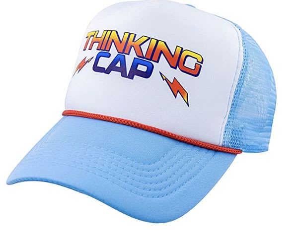 Découvrez la réplique de SWEET MAX "Casquette de réflexion" chapeau, désormais disponible sur Amazon, comme celui que porte Dustin Henderson dans la saison 4 de Stranger Things.