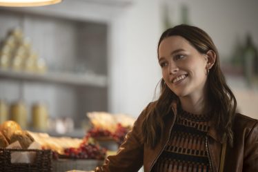 Votre star Victoria Pedretti met en place le prochain rôle principal de la série à Hulu - 16