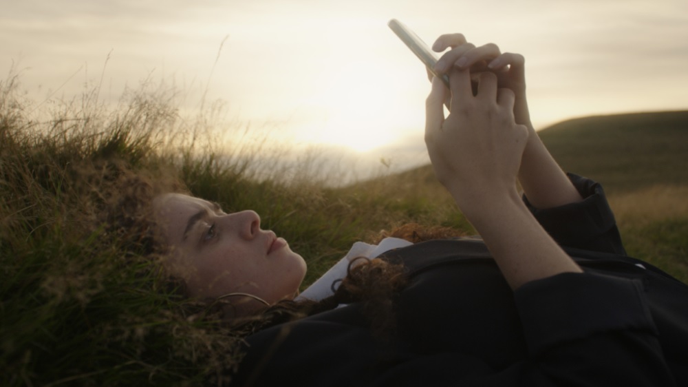 Les première images de la série d'horreur surnaturelle Netflix 3 Rose Rouge BBC Netflix