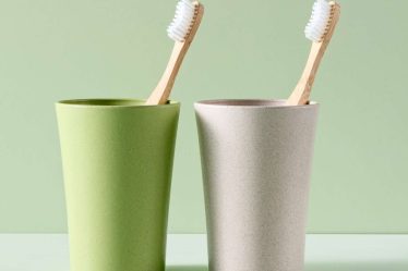 Demandez à une rédactrice beauté : devez-vous vous brosser les dents avant ou après le petit-déjeuner ? - 30